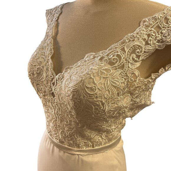 ALLURE BRIDALS ROMANCE Ivory WEDDING DRESS SZ 4 Plunge Bodice Zip Faux Buttons - Picture 7 of 16